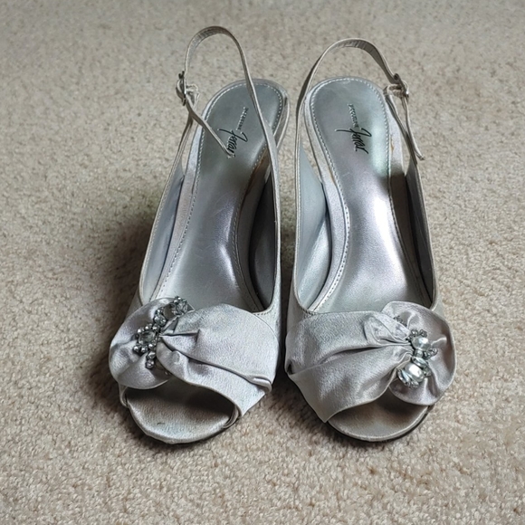 Silver heels - Picture 2 of 4